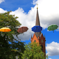<b>"Flying Umbrellas 2"</b><br />Katholische Kirche St. Heinrich, <br />Friedrich-Ebert-Straße,<br /> August 2022<br />Werksnummer: WB0090<br /><br /> Flying Umbrellas 2