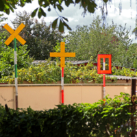 <b>"Zeichen"</b><br />Garten des Stadtmuseums,<br /> Putlitzstraße,<br /> August 2022<br />Werksnummer: WB0190<br /><br /> Zeichen