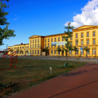 <b>"Kommen und Gehen"</b><br />Bahnhof Wittenberge,<br /> Goethestraße,<br /> August 2022<br />Werksnummer: WB0350<br /><br /> Kommen und Gehen